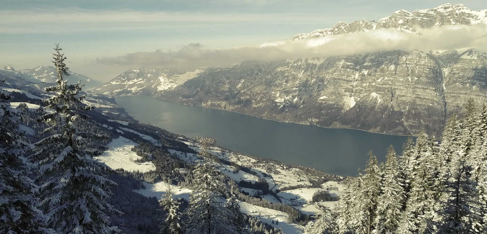 Blick auf den Walensee im Winter